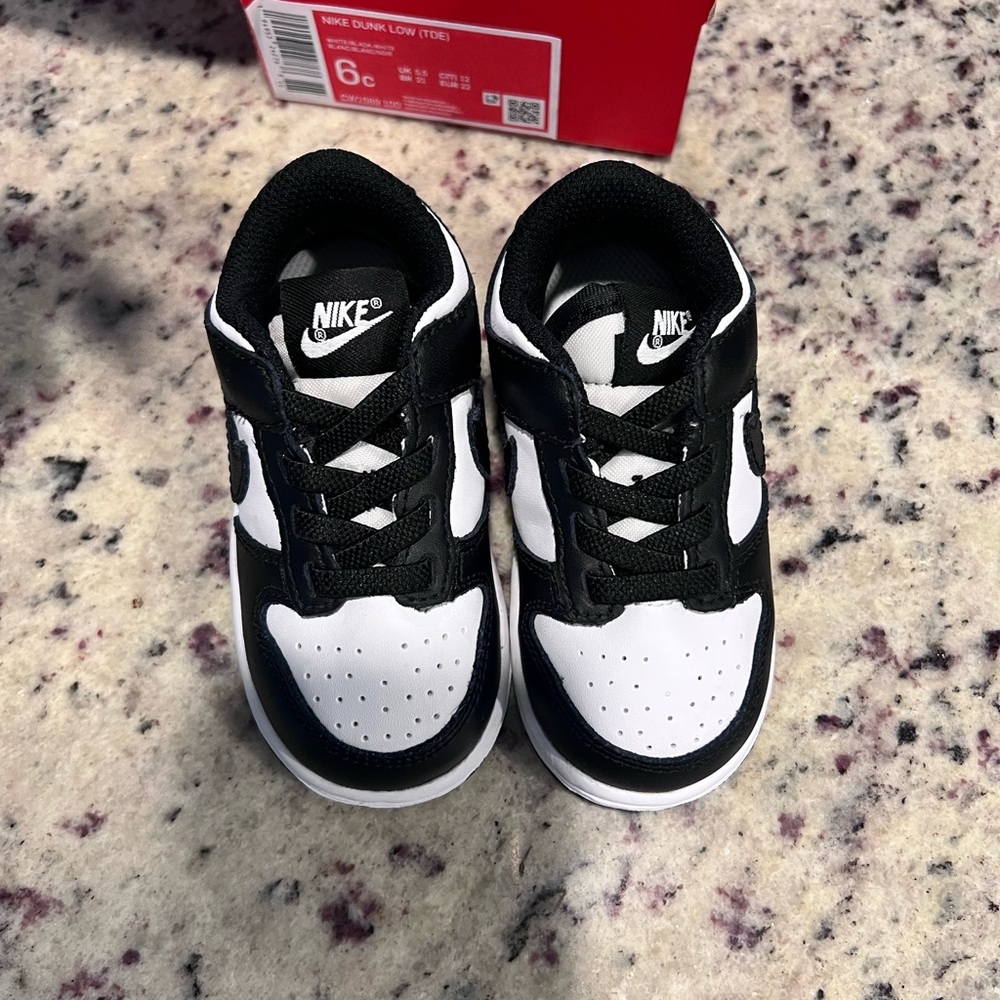 Nike toddler 6c dunks
Worn a few times 
Comes with box